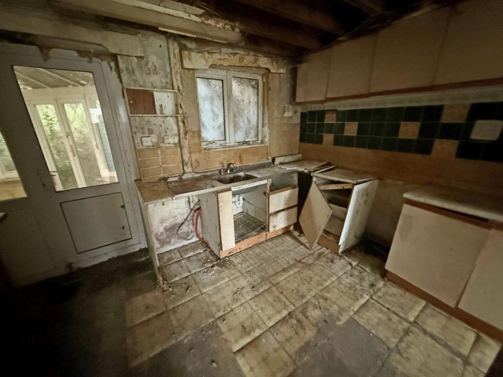 Lot: 121 - A SEMI-DETACHED HOUSE FOR REFURBISHMENT - Kitchen